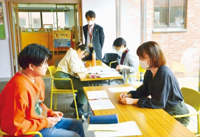写真：出張受け付けを利用する学生ら