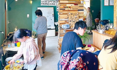 写真：オープンしにぎわう「こどもカフェ」（提供写真）