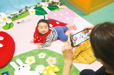 写真：春の季節感を演出した「ねぞうアート」