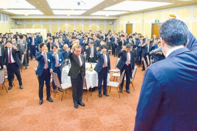写真：室蘭シャークスの今季の活躍を祈って乾杯する出席者