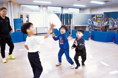 写真：ゲーム感覚で楽しく体を動かす子どもたち