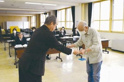 写真：表彰状を受け取る無事故無違反の優良運転者（右）