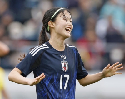 写真：コロンビアとの練習試合でゴールを決め、喜ぶ真城＝４月、堺市