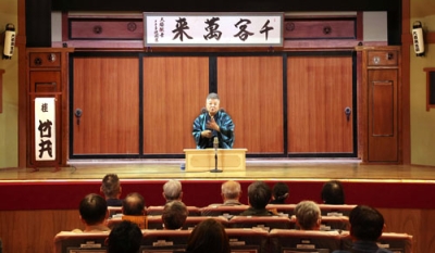 写真：落語「特攻セズ」を披露する桂竹丸さん＝４月、名古屋市の大須演芸場