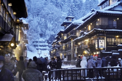 写真：観光客らでにぎわう銀山温泉の街並み＝１月、山形県尾花沢市