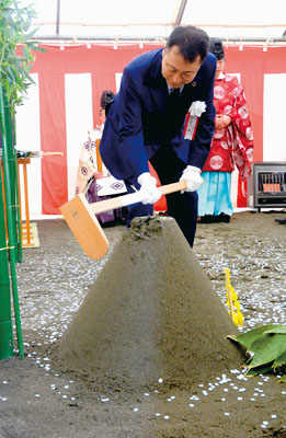 写真：くわ入れを行うソフトバンクの宮川社長