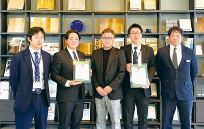 写真：ＴＤＹリモデルコンテストで受賞した髙橋代表取締役（中央）。創業１０周年を迎え「選ばれる会社を目指す」と話す
