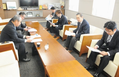 写真：労働者の賃上げや労働条件改善などを要請する日西会長（右から２人目）ら