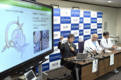 写真：ｉＰＳ細胞を使ったパーキンソン病の治験について説明する、京都大の高橋淳教授（左）ら＝８日、京都市左京区