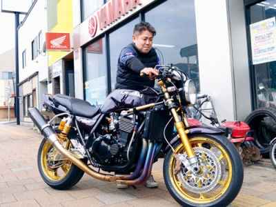 写真：「カスタムバイクで楽しいツーリングを」と呼びかけている久保代表取締役