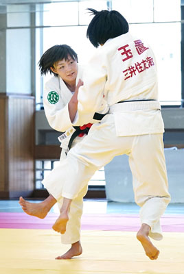 写真：柔道全日本女子選手権で闘う角田夏実（奥）＝２０２０年１２月、講道館
