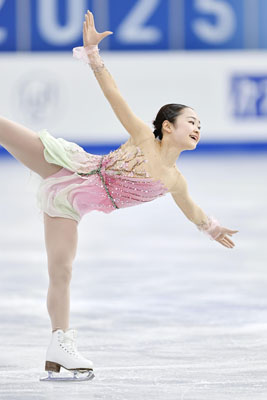 写真：フィギュアスケートの世界ジュニア選手権で３連覇を果たした島田麻央＝デブレツェン（共同）