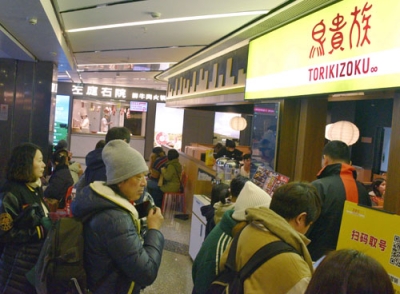写真：中国上海市の鳥貴族中国大陸１号店に並ぶ客ら＝３月（共同）
