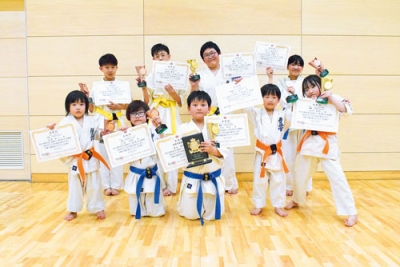 写真：好成績を収めて笑顔を見せる門下生９人