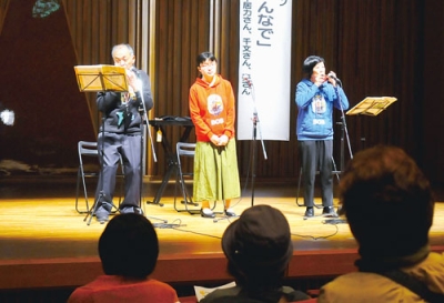 写真：開講記念アトラクションとしてオカリナの演奏を披露するサウザントパワー
