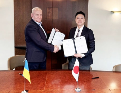 写真：クレーンの貸し出しに向けて契約を締結したＤＥＮＺＡＩの上村社長（右）（提供写真）