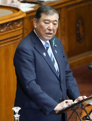 写真：参院本会議で答弁する石破首相＝１８日午前