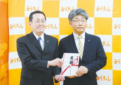 写真：目録を手にする日糧製パンの大沼取締役（左）