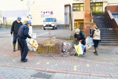 写真：ごみ袋を手に美化活動に取り組む参加者