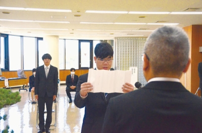 写真：新入生を代表して誓いの言葉を述べた中川さん