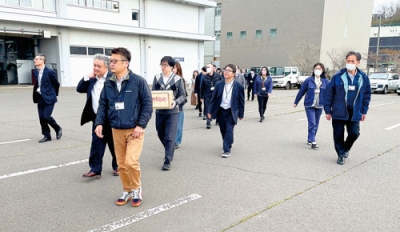 写真：誘導され屋外へ避難する市職員ら