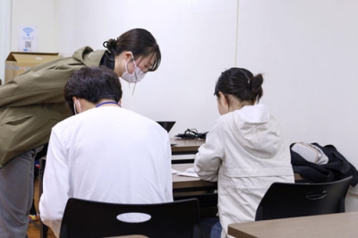 写真：「フードバンクつばめ」の無料塾で勉強する生徒（右）＝４月、新潟県燕市