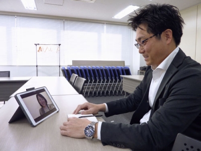 写真：メンターの秋元陽子さんとオンラインで話す吉田隆之さん＝２月、神奈川県厚木市