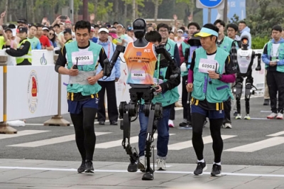 写真：ハーフマラソンをスタートした人型ロボット＝１９日、北京（共同）