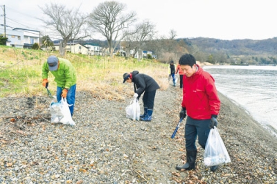 写真：洞爺湖畔の景観美化に努める清掃ボランティア参加者