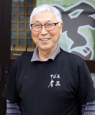 写真：秋田県羽後町でそば店「彦三」を営む元コメ農家の猪岡専一さん＝４月