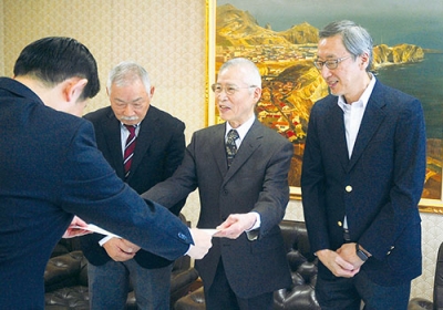 写真：感謝状を受け取る笹山副会長（右から２人目）