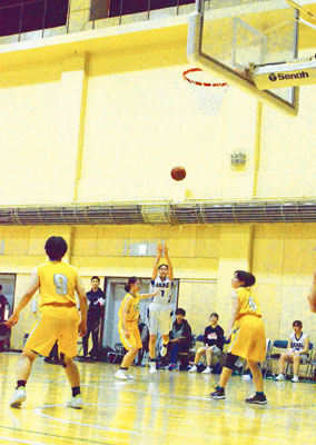 写真：シュートを打つ選手