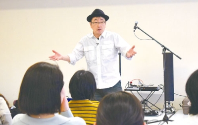 写真：楽しいトークやライブを繰り広げた成田さん