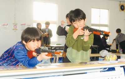 写真：射的コーナーで狙いを定める子どもたち