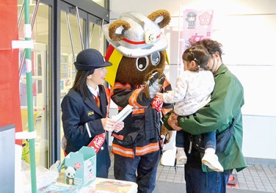 写真：ポケットティッシュなどを手渡し火災予防を呼びかけた防火啓発活動