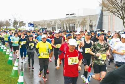 写真：号砲とともにスタートを切るランナーたち