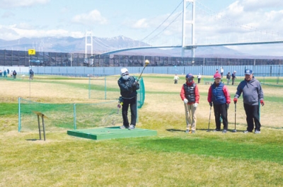 写真：仲間とプレーを楽しむ愛好者＝２１日午前、白鳥大橋パークゴルフ場