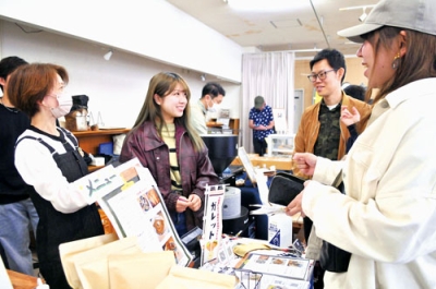 写真：にぎわいを見せたスイーツとお酒のイベント
