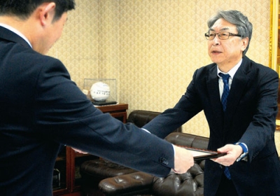 写真：青山市長（左）から感謝状を受け取る荒川組合長
