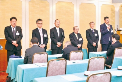 写真：就任あいさつを行う新役員