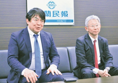 写真：今後について話す横田氏（右）と地域創生部長の鈴木氏