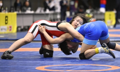 写真：レスリング女子のジュニア・クイーンズカップＵ１５（１５歳以下）５０キロ級で優勝した桜井つきの（左）＝東京武道館