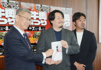 写真：目録を贈る石田委員長（中央）と岩崎会長（右）、受け取る井内教育長