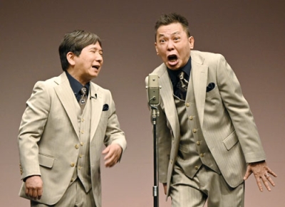 写真：漫才を披露する「爆笑問題」の田中裕二（左）と太田光＝東京都