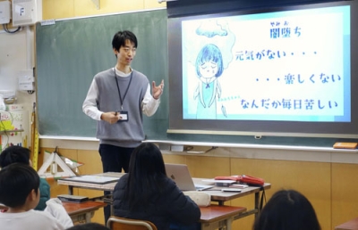 写真：岐阜県飛騨市立古川小で授業をする作業療法士の奥津光佳さん＝１月