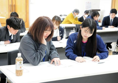 写真：ペアになり電話応対の手法を学ぶ参加者