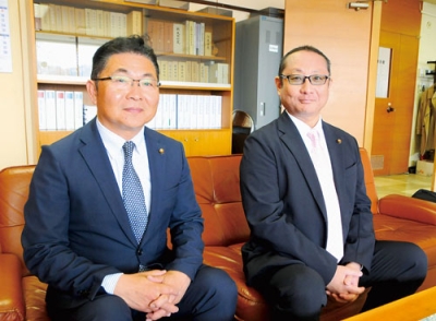 写真：伊達市議長に選出された田中氏（左）と副議長に選ばれた佐藤氏