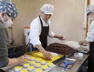 写真：手作業で和菓子を作る中浦政克さん（中央）ら＝３月、石川県輪島市