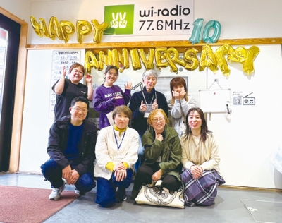 写真：２６日に開局１０周年の特別番組を放送するワイラジオ。スタッフがＰＲしている