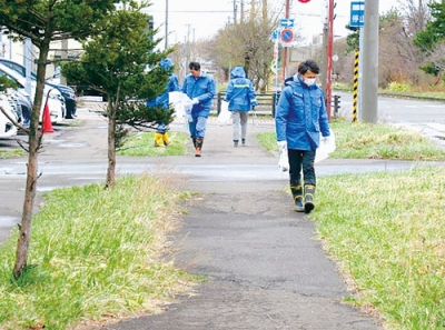 写真：ごみ拾いに汗を流す北電の社員ら（提供写真）